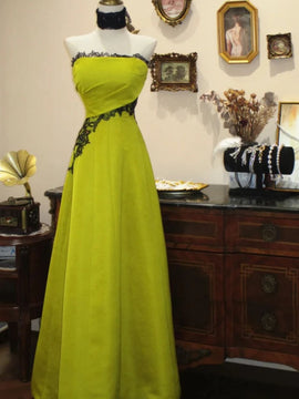 A-Line Green Evening Gown with Black Lace Appliqué, Strapless Floor-Length Prom Dress