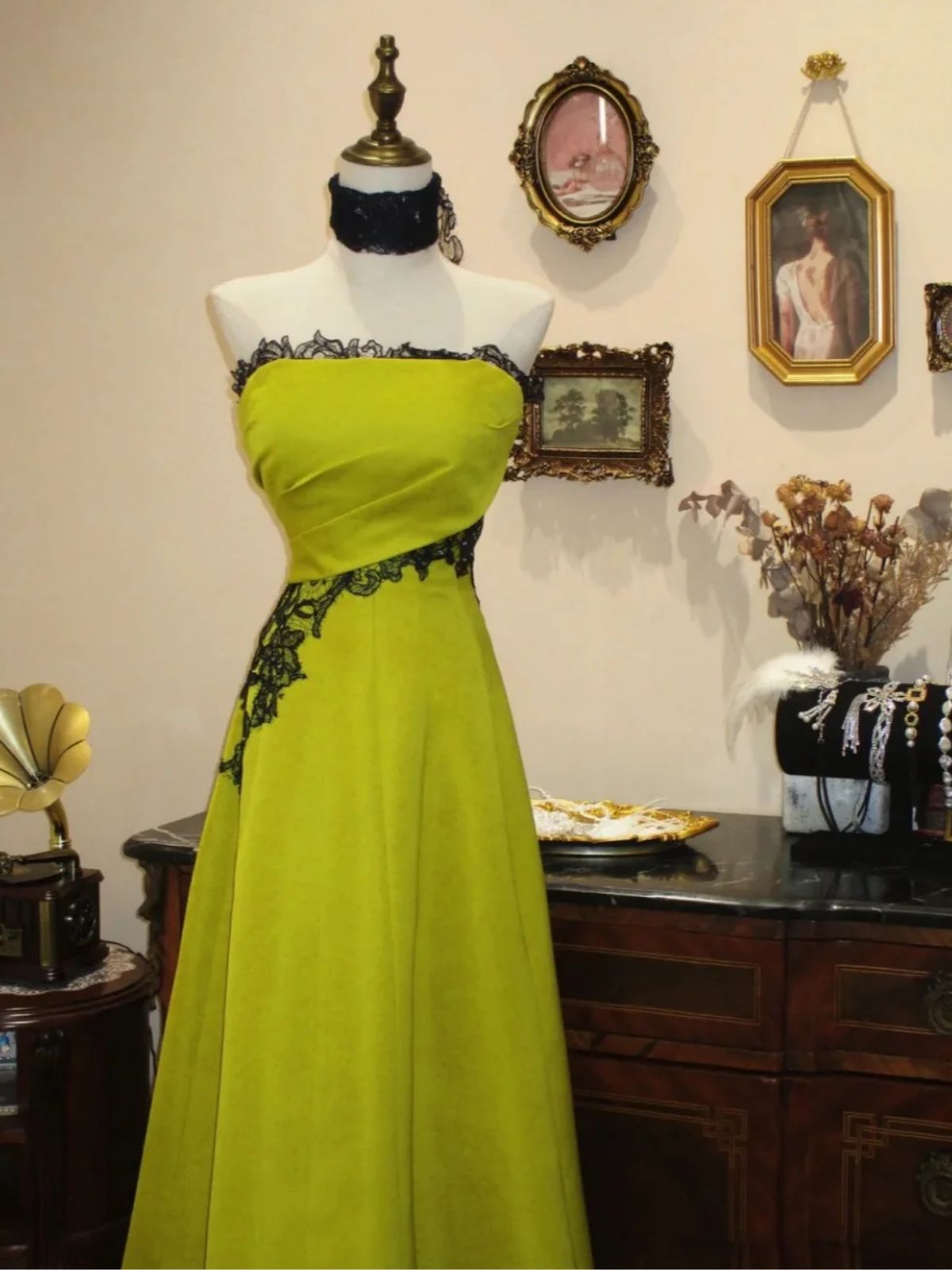 A-Line Green Evening Gown with Black Lace Appliqué, Strapless Floor-Length Prom Dress